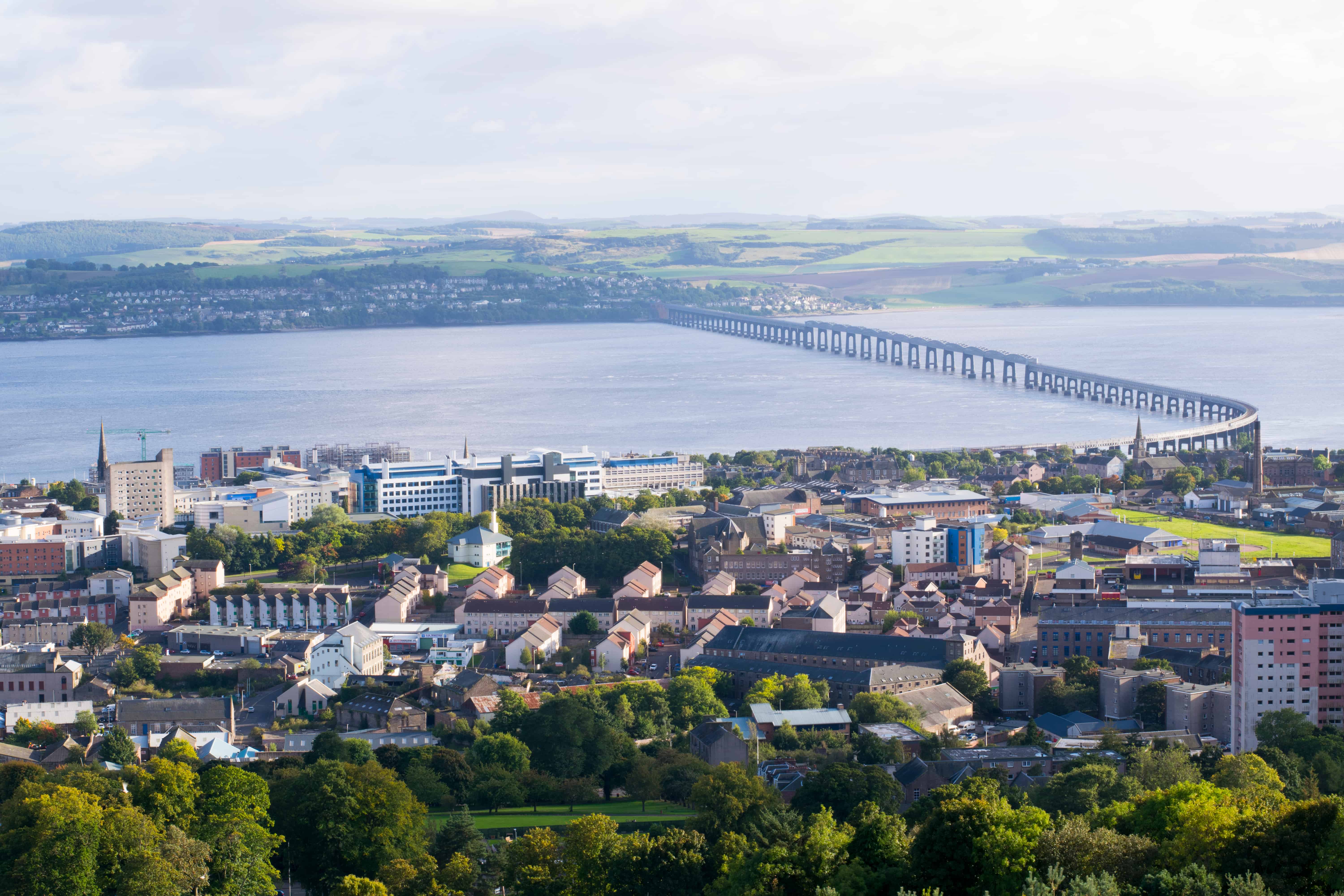 View of Dundee city and the Tay Rail Bridge, highlighting full fibre broadband coverage with Fusion Fibre Group bringing ultrafast internet to homes in Dundee, Scotland.