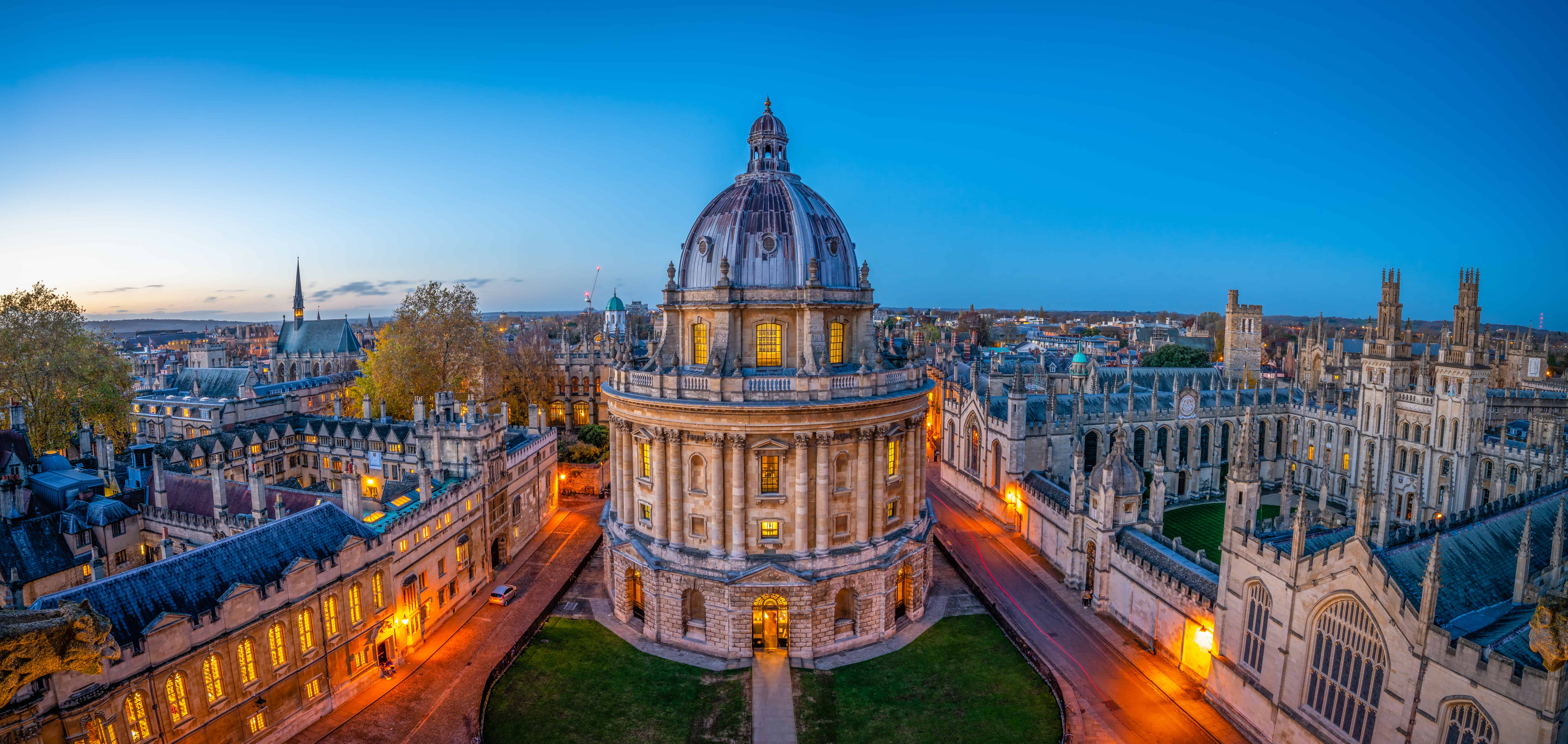 Evening view of the Radcliffe Camera and historic university buildings in Oxford, Oxfordshire — Fusion Fibre Group full fibre broadband in Oxfordshire.
