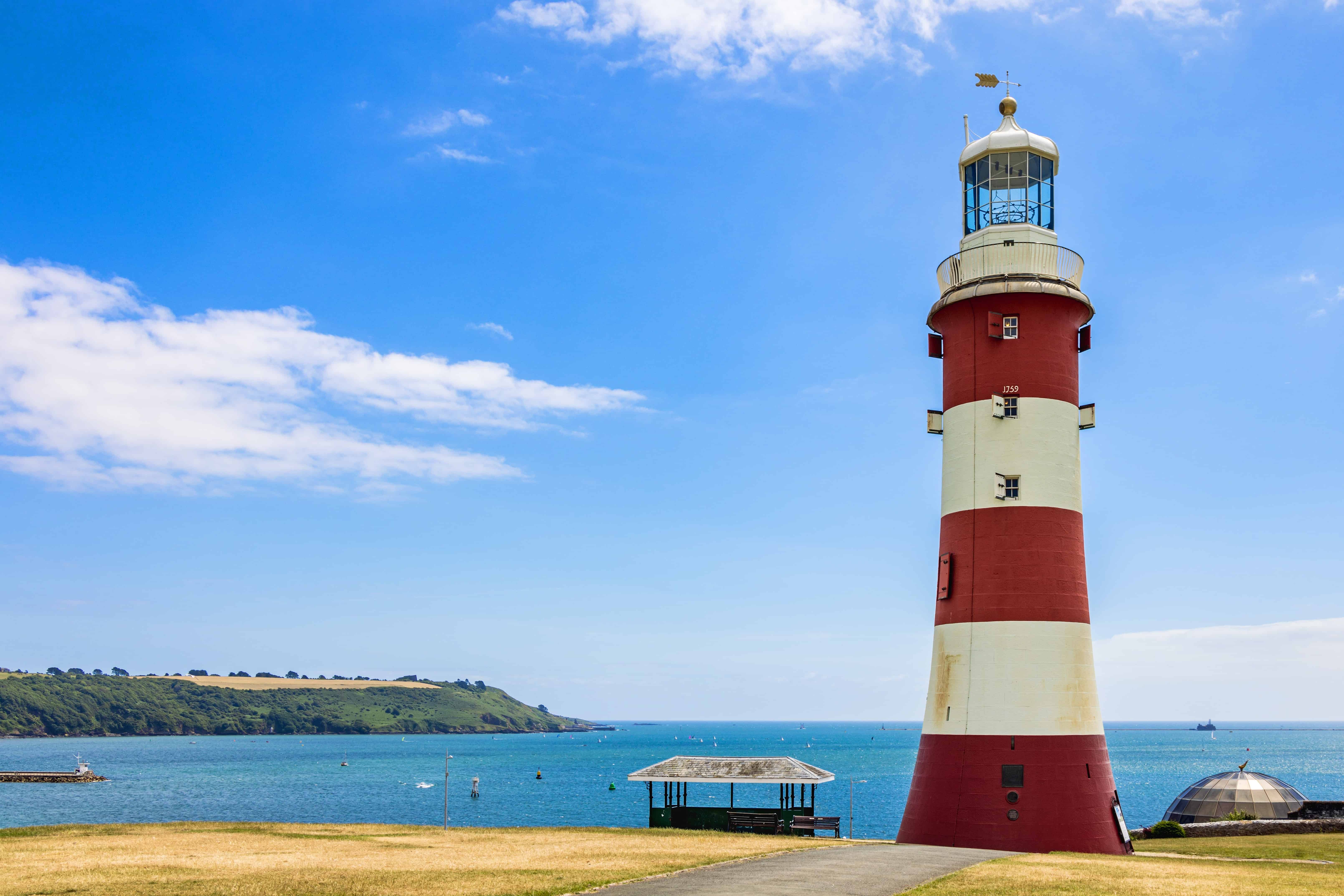 Smeaton’s Tower lighthouse on Plymouth Hoe overlooking the sea, iconic coastal landmark representing full fibre broadband in Plymouth.